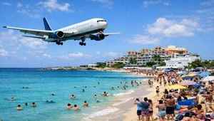 A Boeing 767 passes just feet above a populated beach in beautiful St Maarten.
