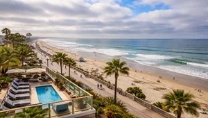 Live close up view of the beach and boardwalk from the Pacific Terrace Hotel in Pacific Beach, California.