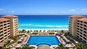 Beautiful view of the Caribbean between the two Royal Sands towers with the pool in the center.